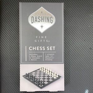 Dashing Chess Set with Black and White Pieces